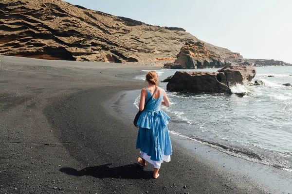Девушка Ходит Фантастическому Морскому Черному Пляжу Испании Фото Добавлением Пленки — стоковое фото