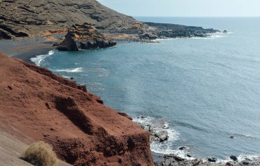 Dağ ve okyanus kırmızı arka plan. Lanzarote, İspanya