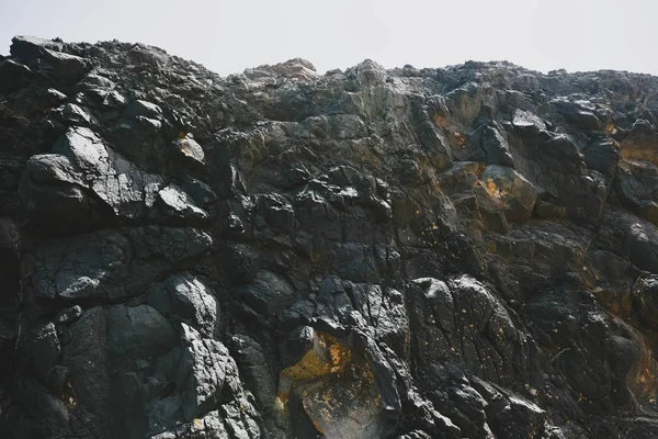 Doku kayaların volkanik ada dağlarında. Fotoğraf ile film ve tahıl süzgeç eklendi
