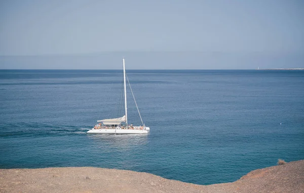 Amazing view to boat, clear water - ocean paradise — Stock Photo, Image