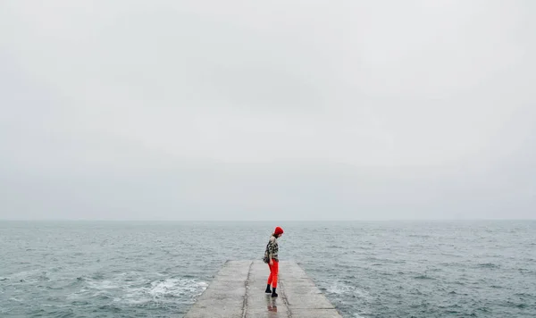 Γυναίκα που περπατά στην παραλία άδειο χειμώνα. Τέχνη φωτογραφίας με προστέθηκε φίλτρο ταινία και σιτάρι — Φωτογραφία Αρχείου