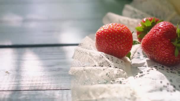 野餐中阳光下的多汁草莓 — 图库视频影像