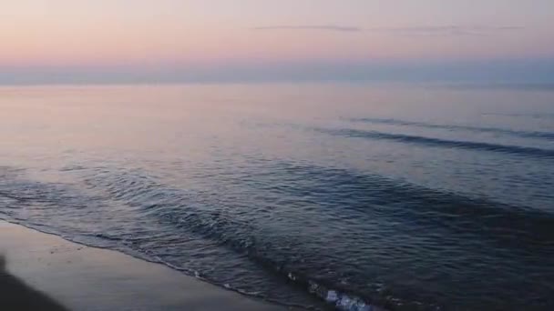 Tyst hav vid solnedgången bakgrund med vit sand och blått vatten — Stockvideo