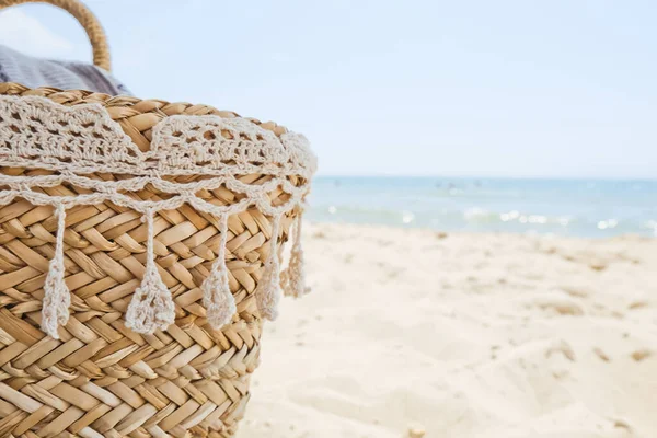 Yaz Hasır Torbası ve deniz kumsalı. Yaz Tatili Tatil Konsepti