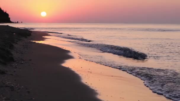 Increíble amanecer en la playa del mar en cámara lenta — Vídeo de stock