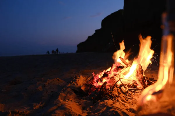 具有女童侧写背景的空旷海滩篝火 — 图库照片