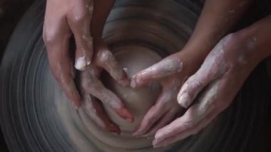 Seramik demlik yapan Küçük Kızın Elleri ve Uzman Potter Seramist ona öğretiyor. Modern el yapımı seramik. Tecrübe, sanat, gelenek, aile kavramları.