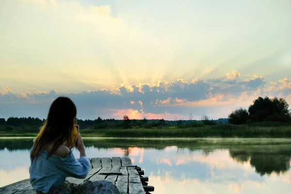 Amazing Girl Sunset ve Flare Light 'ta Smartphone' da fotoğraf çekiyor. Mutluluk ya da ilham kavramı, hayatın tadını çıkar.