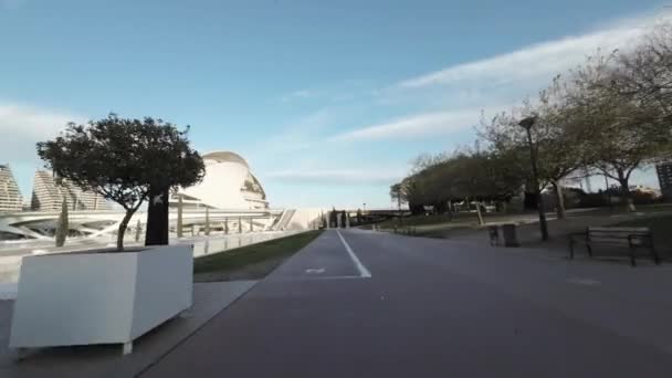 シティ アーツ アンド サイエンスを見る バレンシア市内の自転車に乗る トリア ガーデンズ — ストック動画