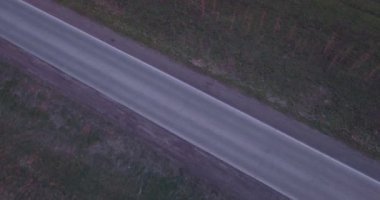 bir yolculuk, yatay hava görünümünü otoyol kamyon ve gün batımında birkaç araba. 4k