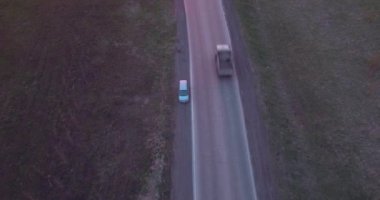 bir yolculuk, yatay hava görünümünü otoyol kamyon ve gün batımında birkaç araba. 4k