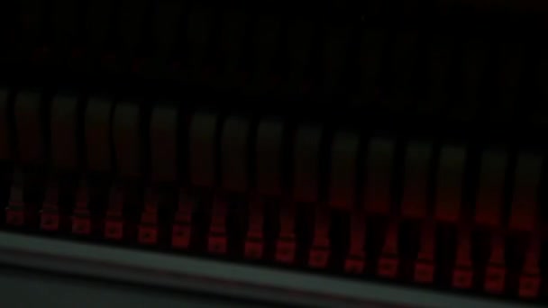 marteaux de piano colorés, marteaux mécaniques et cordes à l'intérieur du piano, mécanisme de marteau de piano. au ralenti 