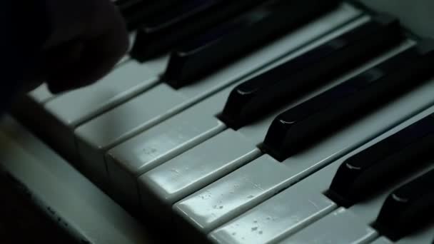 Το χέρι στο πιάνο κλειδί στη στενή-up shot. το παιδί μαθαίνει να παίζει πιάνο. αργή κίνηση — Αρχείο Βίντεο