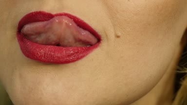 Aşırı seksi dudak kapatın. Seksi bir baştan çıkarıcı harekete dudakları pursing kadın. ağır çekim