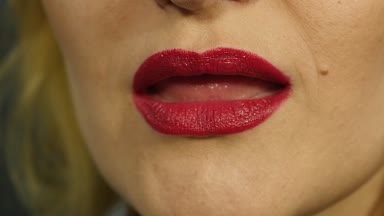 Aşırı seksi dudak kapatın. Seksi bir baştan çıkarıcı harekete dudakları pursing kadın. ağır çekim