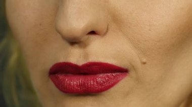 Aşırı seksi dudak kapatın. Seksi bir baştan çıkarıcı harekete dudakları pursing kadın. ağır çekim