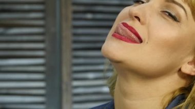 Dil dudak için güzel sarışın kadın gösteren farklı duygular ve dokunur. ağır çekim