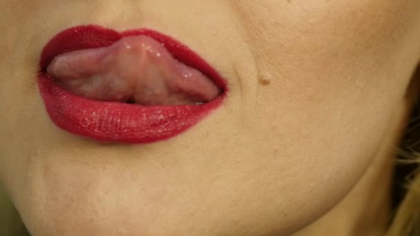 Extreme close-up van sexy lip. Vrouw die haar lippen in een sexy verleidelijke gebaar nastreven. Slow motion — Stockvideo