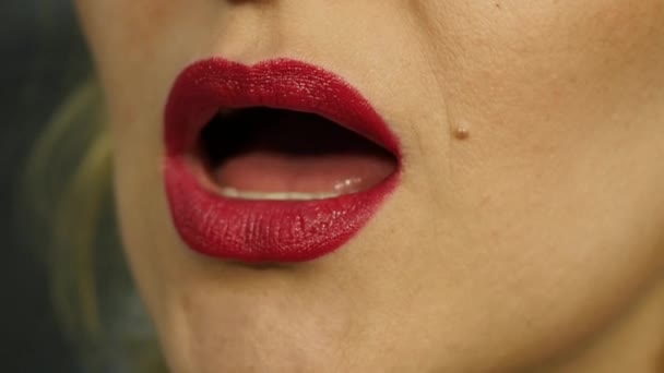 Extrême gros plan de lèvre sexy. Femme portant ses lèvres dans un geste séduisant sexy. au ralenti — Video