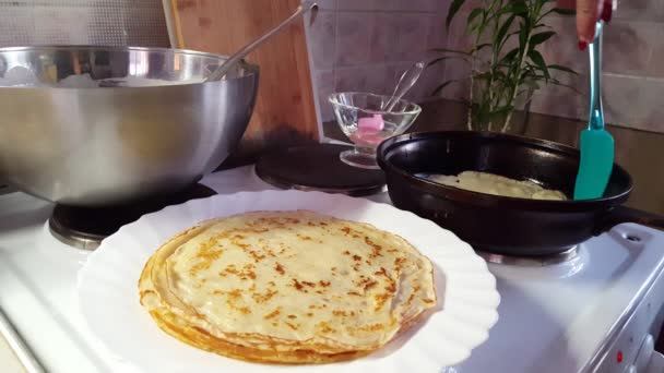 Empilhamento de panquecas fritas apetitosas com manteiga — Vídeo de Stock