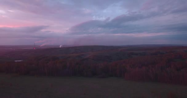 Bovenaanzicht van de velden en de metallurgische fabriek in de zonsondergang. 4k — Stockvideo
