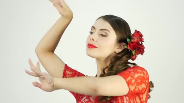 Hafif bir arka plan üzerinde yakın çekim flamenko dansçısı. ağır çekim — Stok video