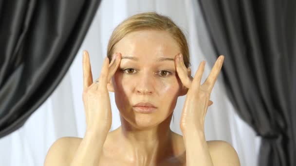Sarışın kadın ofiste kendi kendine masaj, Anti-Aging yüz masajı yapıyor. günlük yüz fitness ve yüz bina. — Stok video