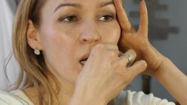 sarışın kadın ofiste kendi kendine masaj, Anti-Aging yüz masajı yapıyor. günlük yüz fitness ve yüz bina.