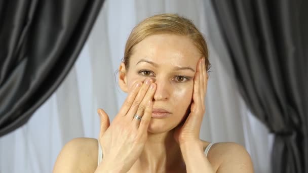 Casa auto-massagem, mulher fazendo massagem facial depois de um dia de trabalho duro — Vídeo de Stock