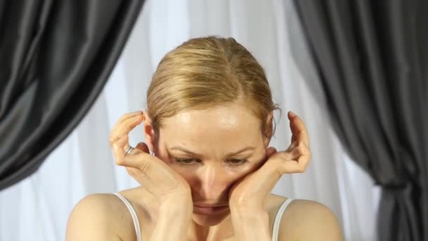 Casa auto-massagem, mulher fazendo massagem facial depois de um dia de trabalho duro — Vídeo de Stock