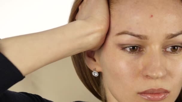 Жінка рухає вуха і робить масаж обличчя після важкої денної роботи. домашній самомасаж — стокове відео