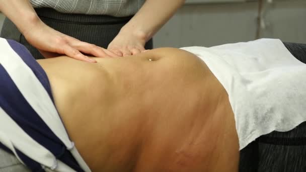 Ärztin macht eine Bauchmassage für Patientin. Anticellulite-Massage in der Klinik. Zeitlupe — Stockvideo