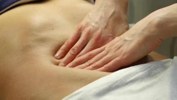 Massage anticellulite à la clinique. gros plan mains de masseur faisant massage abdominal, massage des organes internes. 4K — Video