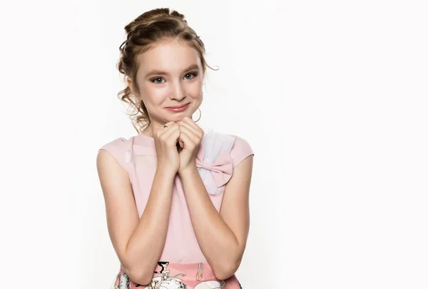 흰색 바탕에 분홍색 드레스에 귀여운 작은 소녀. 어린이 패션, 스타일 개념. 텍스트에 대 한 여유 공간 — 스톡 사진