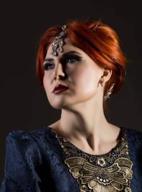 Retro karanlık bir arka plan üzerinde güzel bir kadın portresi. vintage tarzı çekici kız