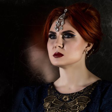 Retro karanlık bir arka plan üzerinde güzel bir kadın portresi. vintage tarzı çekici kız