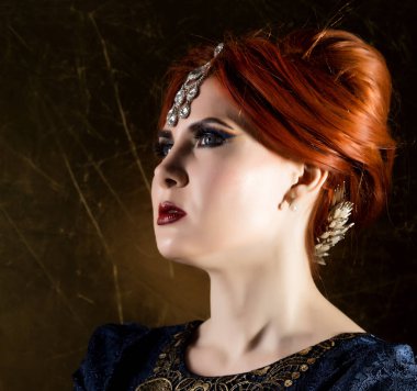 Retro karanlık bir arka plan üzerinde güzel bir kadın portresi. vintage tarzı çekici kız