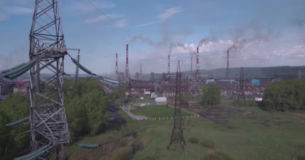 Vista dall'alto, AEREO: torre ad alta tensione e impresa metallurgica. 4K — Video Stock