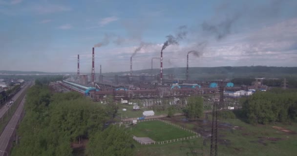 Ovanifrån, antenn: highway och industrianläggningar. Luftförorening från industrianläggningar. Rör kasta rök i himlen. 4k — Stockvideo