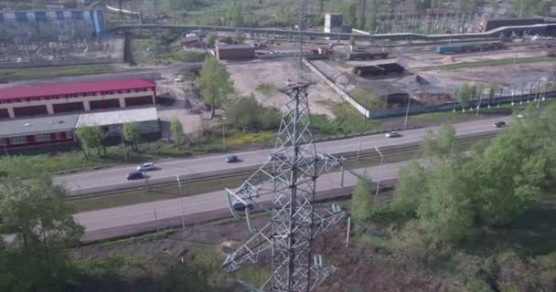 Vista aérea. Torre de alto voltaje y plantas industriales. Contaminación atmosférica procedente de instalaciones industriales. 4K — Vídeos de Stock