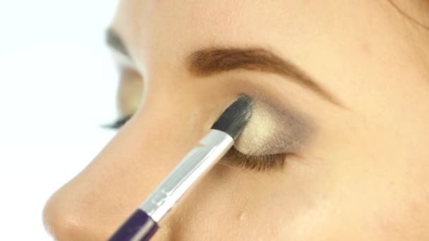 Professionell makeupartist tillämpa ögonmakeup, skuggor och eyeliner. slowmotion — Stockvideo