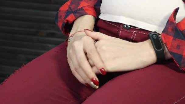 Femme enceinte troublée assis et frottant ses mains avec excitation. 4K — Video