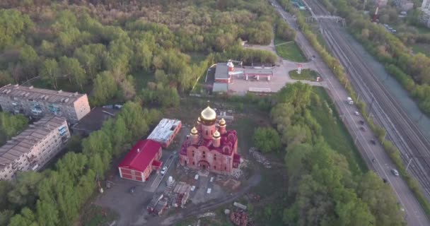 Вид сверху на большую христианскую постройку рядом с шоссе. 4K — стоковое видео