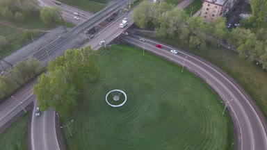 Üstten görünüm yol Kavşağı'nda günbatımı smoll şehirde yuvarlak. aktif şehir trafik araçları. Hava uçuş. 4k