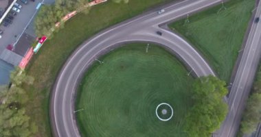 Üstten görünüm yol Kavşağı'nda günbatımı smoll şehirde yuvarlak. büyük Hıristiyan Tapınağı İnşaat