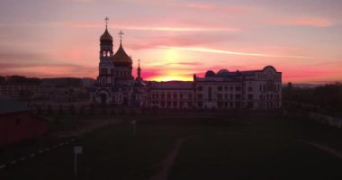 Şafak yeni kilisede küçük kasabada hava görünümünü. Sunrise güzel gökyüzü. 4k