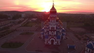Şafak yeni kilisede küçük kasabada hava görünümünü. Sunrise güzel gökyüzü. 4k