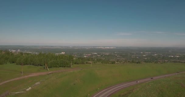 Vista aérea. vuela entre las colinas por encima de un camino a la empresa industrial. Contaminación atmosférica procedente de plantas metalúrgicas. 4K — Vídeos de Stock