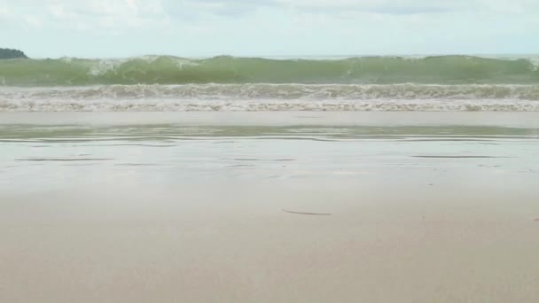 Meereslandschaft mit Wellen am sandigen Ufer. Bewölkter Himmel und tropischer Strand — Stockvideo