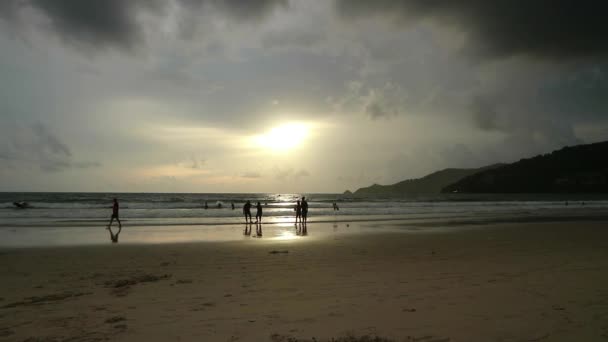 Paisagem marinha ao pôr do sol refletida na areia da praia molhada com ondas recebidas — Vídeo de Stock